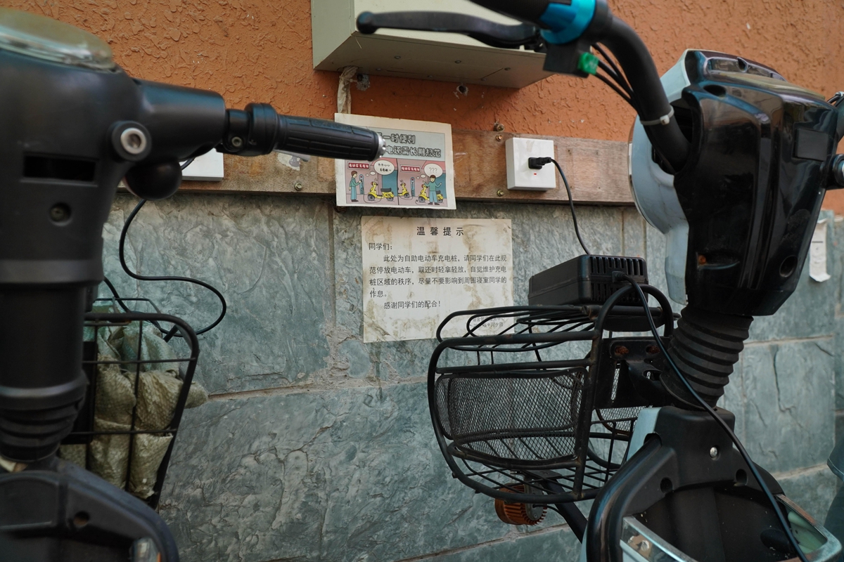 寝室楼下原有充电桩（学通社记者 喻静一 摄）(1)