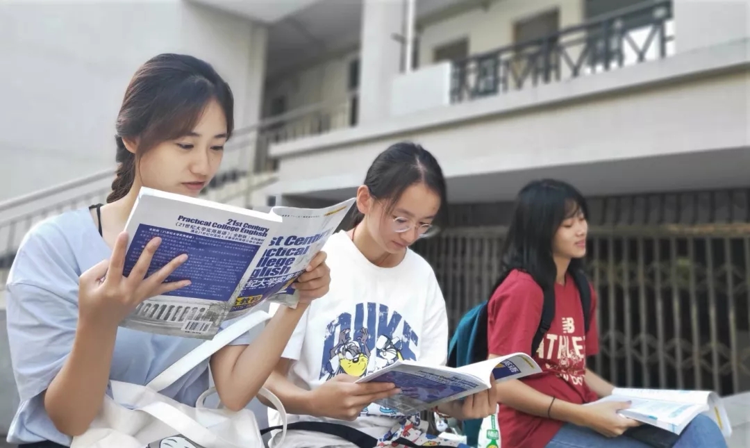 1594887395923418.jpg 晨读一角.jpg