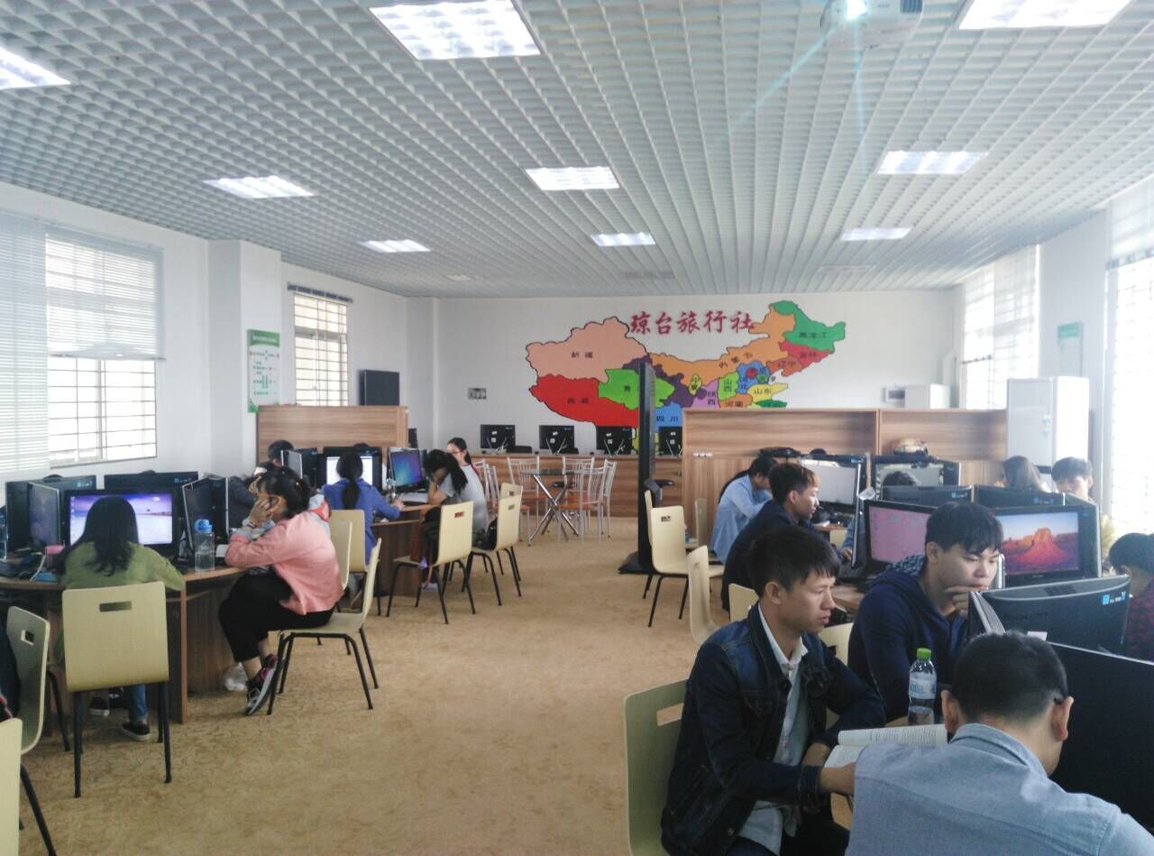 1594888437885476.jpg 管理学院学生在旅行社实训室上课.jpg