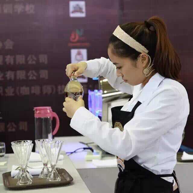 1594888528224091.jpg 管理学院酒店管理专业学生参加世界咖啡师职业大赛现场.jpg
